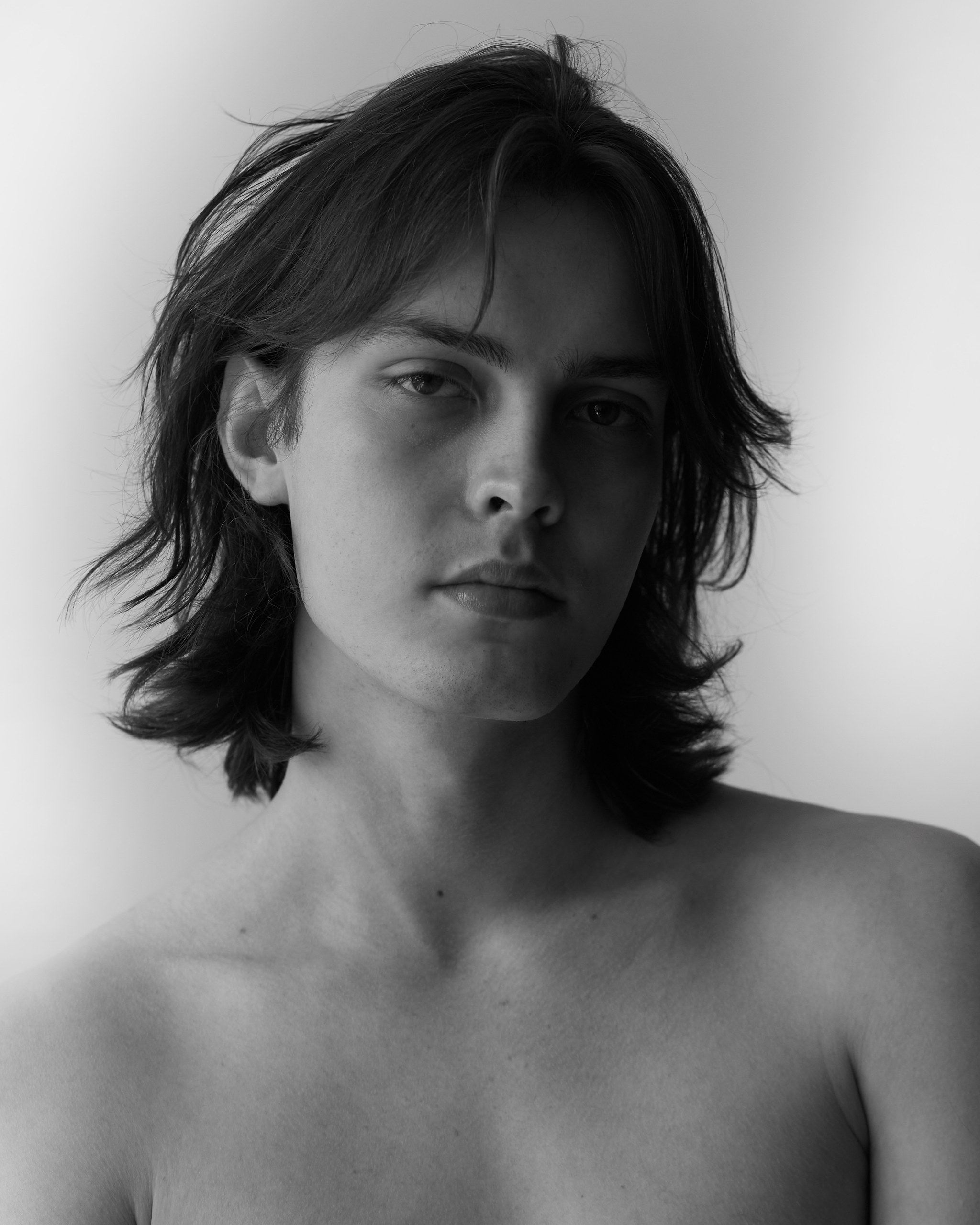 Black and white portrait of a model with tousled shoulder length hair, Mihan Aromatics Kirra Curl parfum campaign
